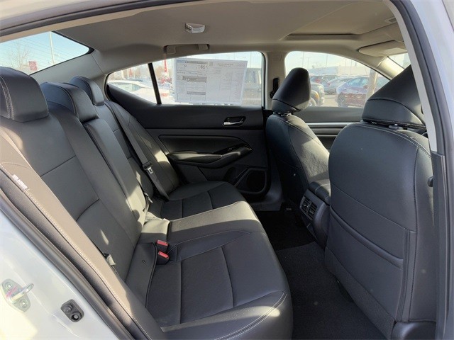 Nissan Altima Vehicle Full-screen Gallery Image 25