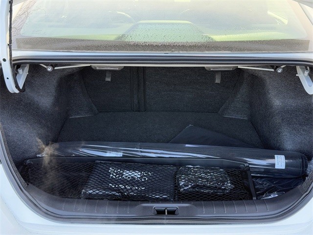 Nissan Altima Vehicle Full-screen Gallery Image 26