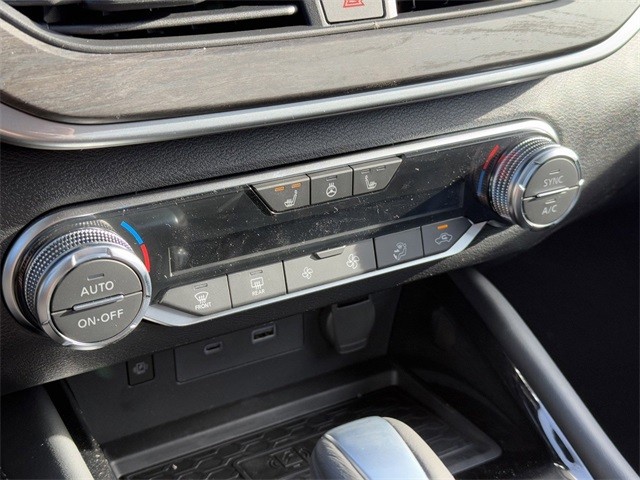 Nissan Altima Vehicle Full-screen Gallery Image 28