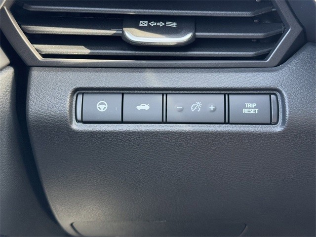 Nissan Altima Vehicle Full-screen Gallery Image 30