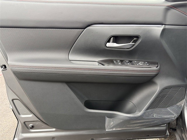 Nissan Kicks Vehicle Full-screen Gallery Image 12