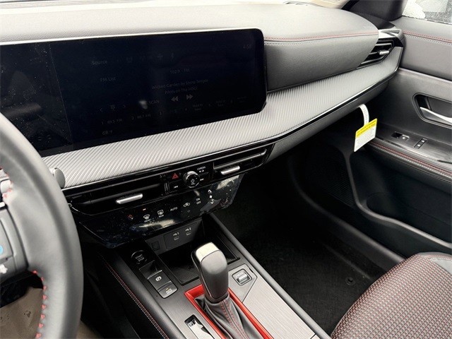 Nissan Kicks Vehicle Full-screen Gallery Image 21