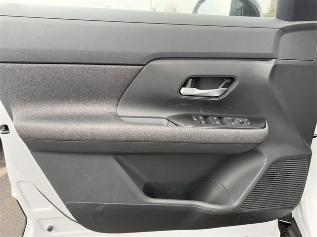 Nissan Kicks Vehicle Full-screen Gallery Image 12