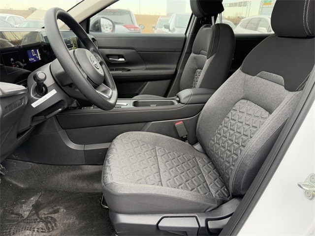 Nissan Kicks Vehicle Full-screen Gallery Image 13