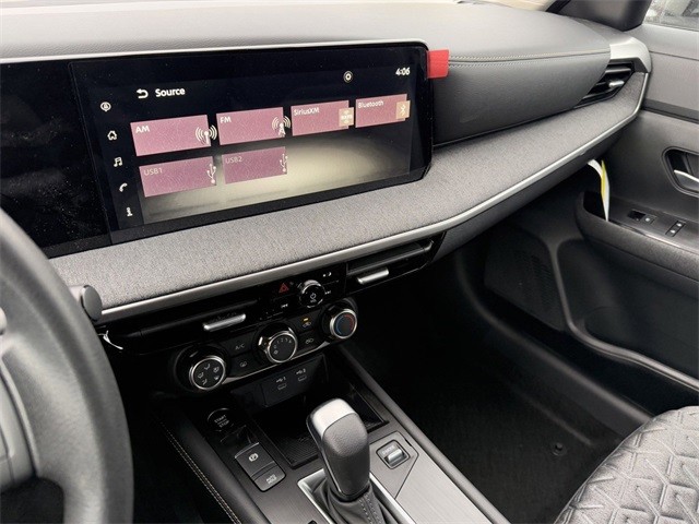 Nissan Kicks Vehicle Full-screen Gallery Image 21