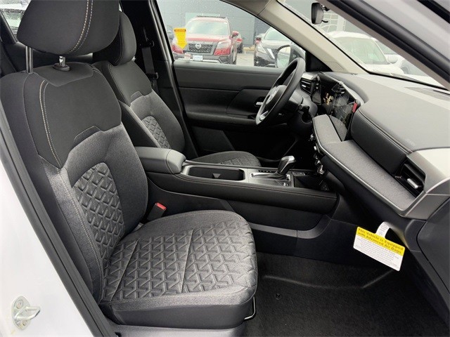 Nissan Kicks Vehicle Full-screen Gallery Image 24