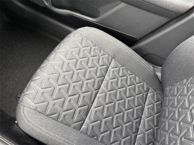 Nissan Kicks Vehicle Full-screen Gallery Image 27