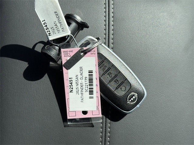 Nissan Pathfinder Vehicle Full-screen Gallery Image 11