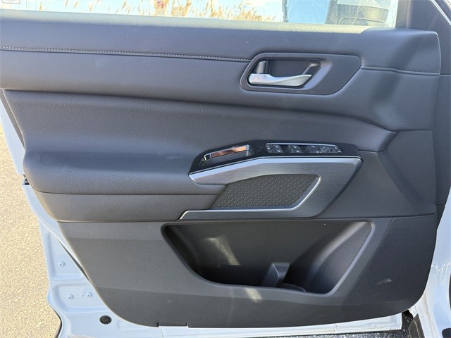 Nissan Pathfinder Vehicle Full-screen Gallery Image 12