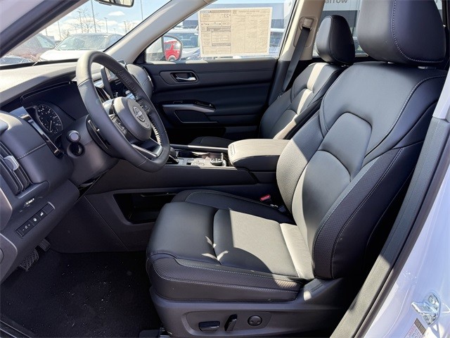 Nissan Pathfinder Vehicle Full-screen Gallery Image 13