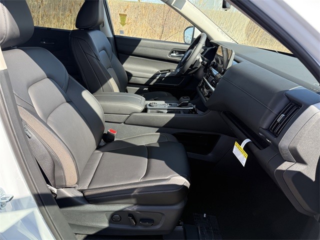 Nissan Pathfinder Vehicle Full-screen Gallery Image 24