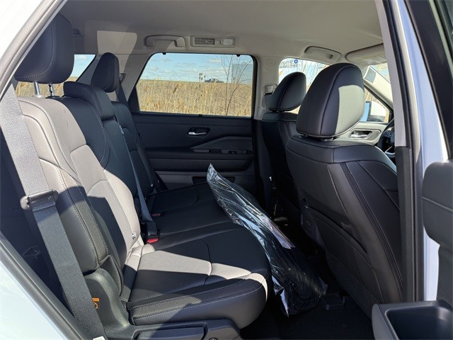 Nissan Pathfinder Vehicle Full-screen Gallery Image 25