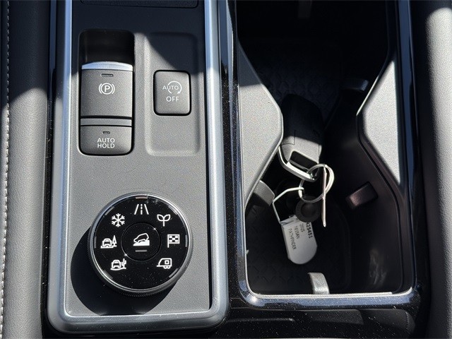 Nissan Pathfinder Vehicle Full-screen Gallery Image 30