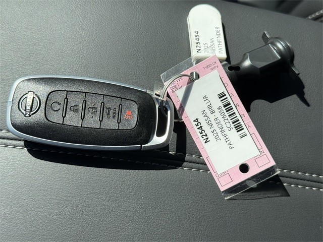 Nissan Pathfinder Vehicle Full-screen Gallery Image 11