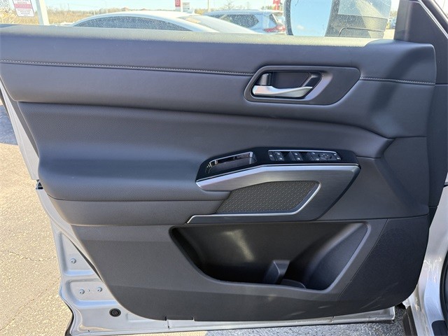 Nissan Pathfinder Vehicle Full-screen Gallery Image 12