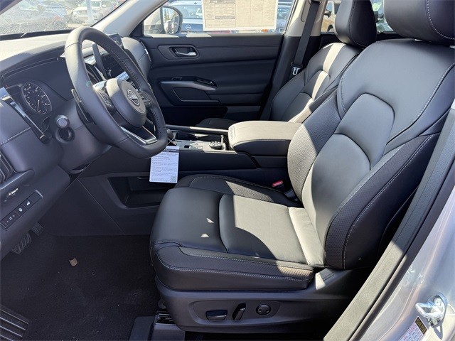 Nissan Pathfinder Vehicle Full-screen Gallery Image 13