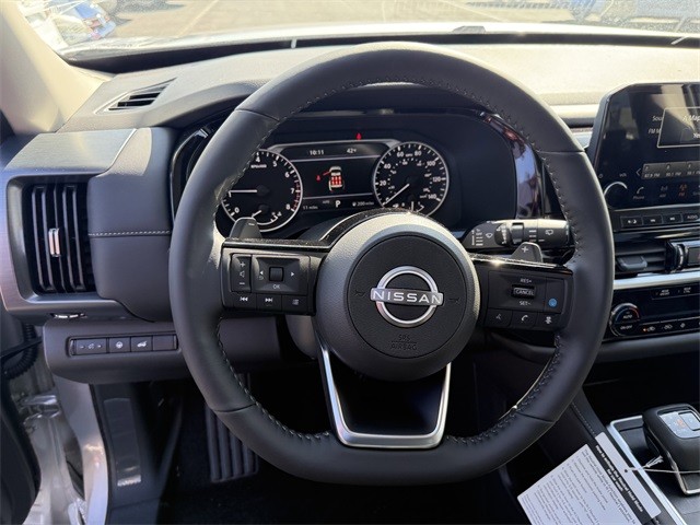 Nissan Pathfinder Vehicle Full-screen Gallery Image 14