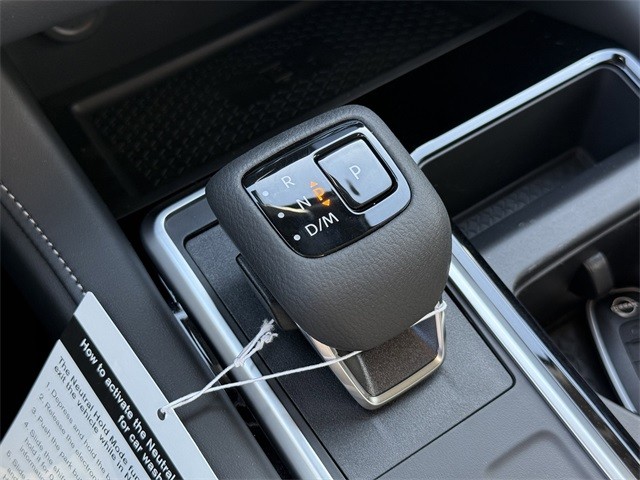 Nissan Pathfinder Vehicle Full-screen Gallery Image 22