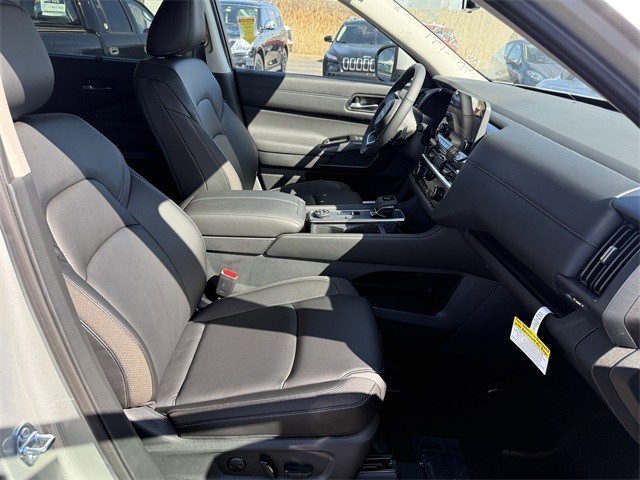 Nissan Pathfinder Vehicle Full-screen Gallery Image 24