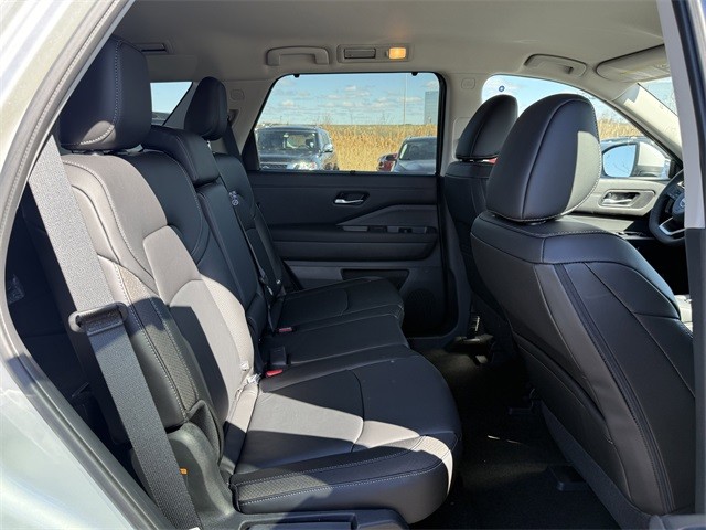 Nissan Pathfinder Vehicle Full-screen Gallery Image 25