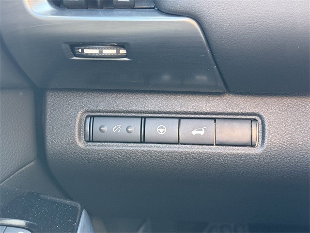 Nissan Pathfinder Vehicle Full-screen Gallery Image 32