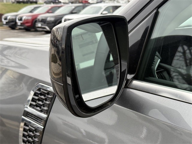 Nissan Armada Vehicle Full-screen Gallery Image 10