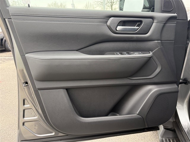 Nissan Armada Vehicle Full-screen Gallery Image 13