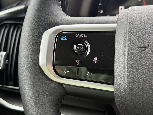 Nissan Armada Vehicle Full-screen Gallery Image 15