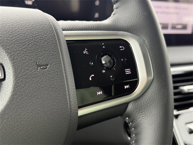 Nissan Armada Vehicle Full-screen Gallery Image 16