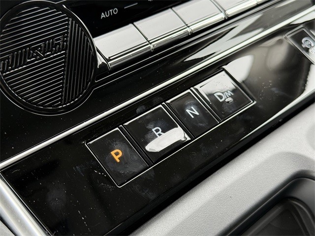 Nissan Armada Vehicle Full-screen Gallery Image 22