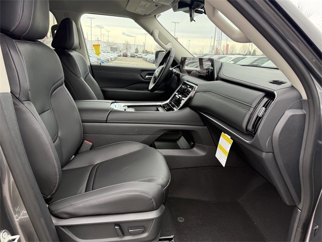 Nissan Armada Vehicle Full-screen Gallery Image 24