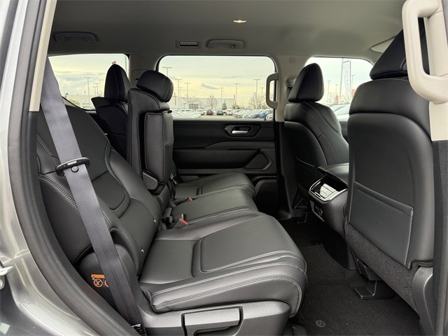 Nissan Armada Vehicle Full-screen Gallery Image 25