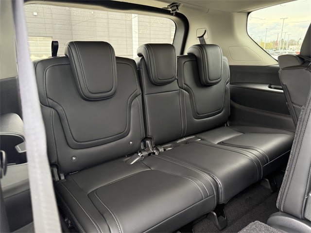 Nissan Armada Vehicle Full-screen Gallery Image 26