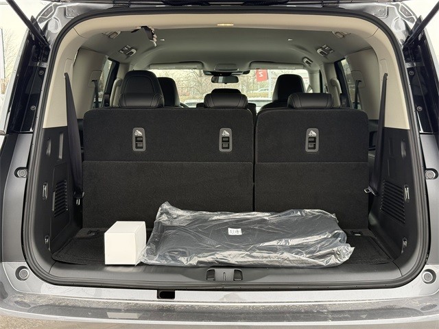 Nissan Armada Vehicle Full-screen Gallery Image 27