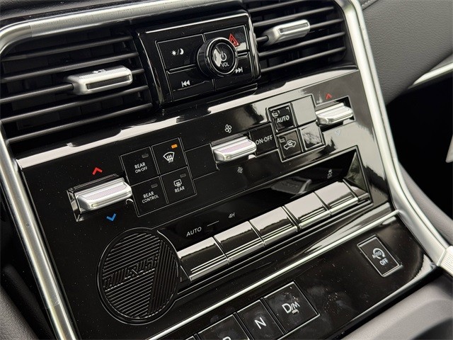 Nissan Armada Vehicle Full-screen Gallery Image 30