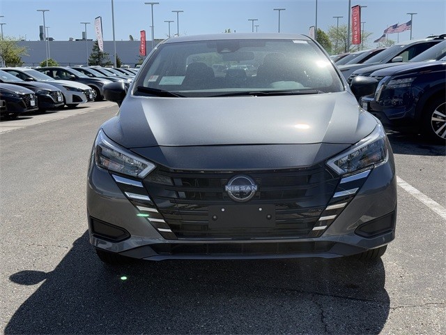 Nissan Versa Vehicle Full-screen Gallery Image 2