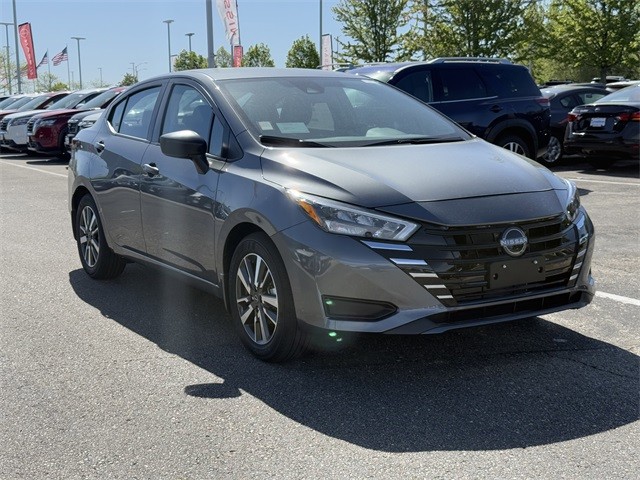 Nissan Versa Vehicle Full-screen Gallery Image 3