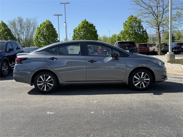 Nissan Versa Vehicle Full-screen Gallery Image 4