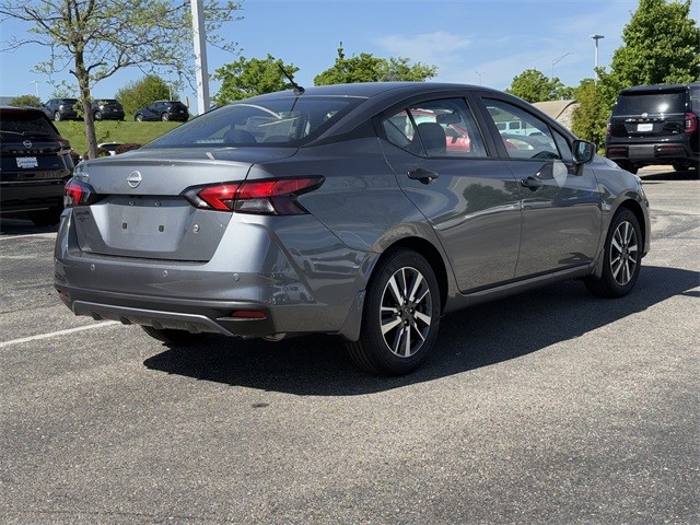 Nissan Versa Vehicle Full-screen Gallery Image 5