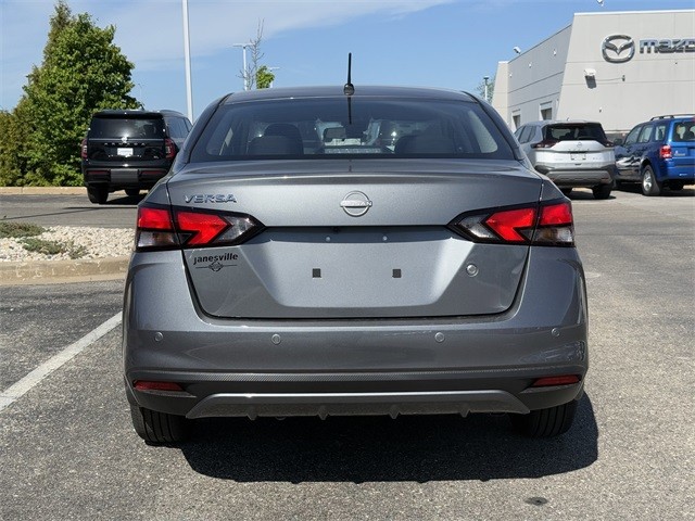 Nissan Versa Vehicle Full-screen Gallery Image 6