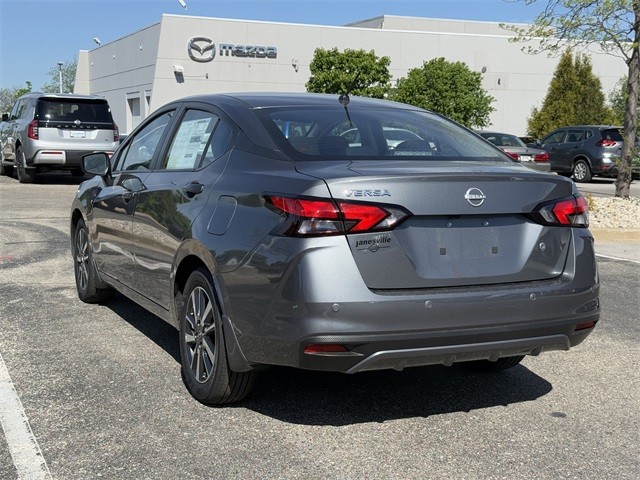 Nissan Versa Vehicle Full-screen Gallery Image 7