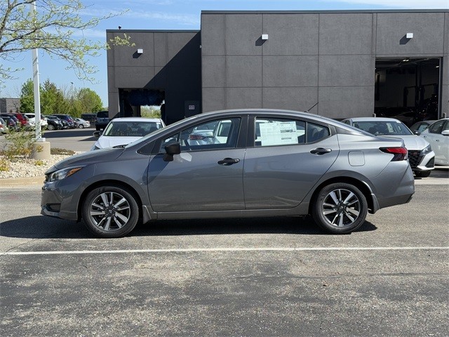 Nissan Versa Vehicle Full-screen Gallery Image 8