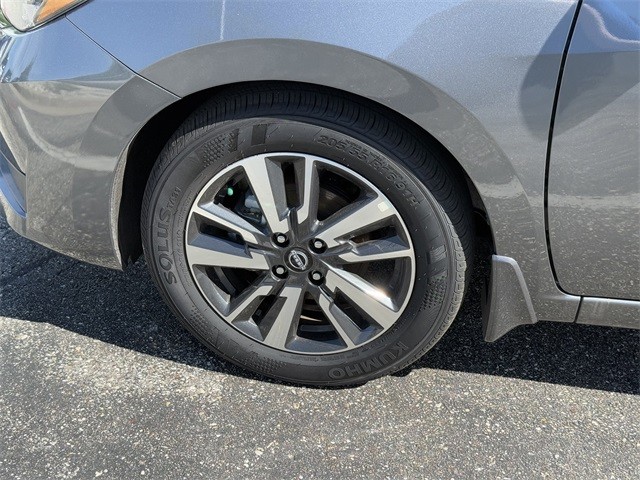 Nissan Versa Vehicle Full-screen Gallery Image 9