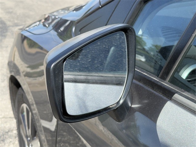 Nissan Versa Vehicle Full-screen Gallery Image 10