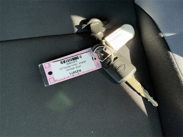 Nissan Versa Vehicle Full-screen Gallery Image 11