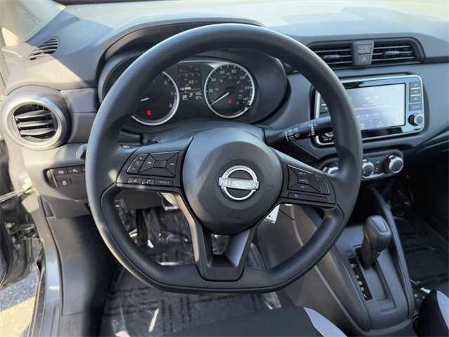 Nissan Versa Vehicle Full-screen Gallery Image 14