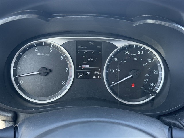 Nissan Versa Vehicle Full-screen Gallery Image 17