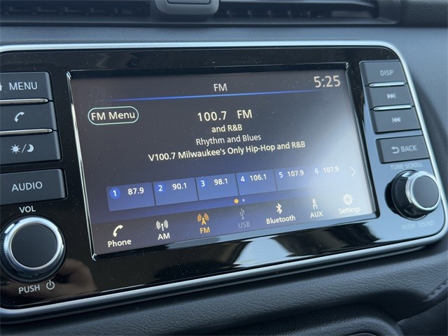 Nissan Versa Vehicle Full-screen Gallery Image 18