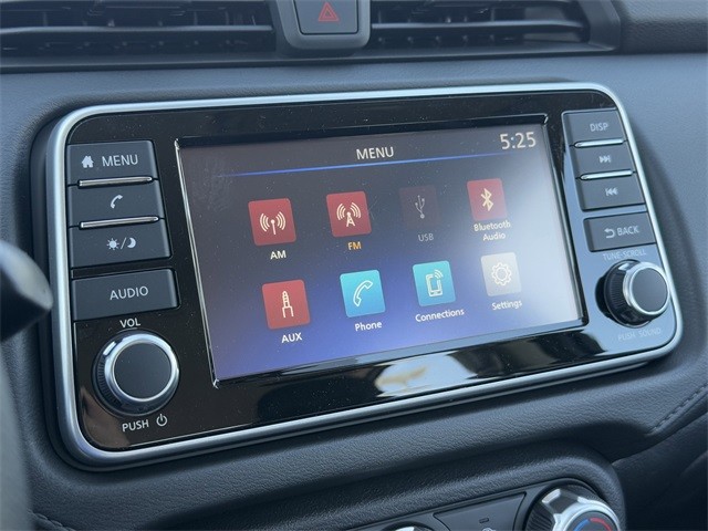 Nissan Versa Vehicle Full-screen Gallery Image 19