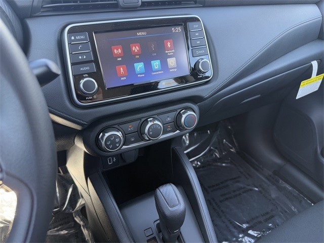 Nissan Versa Vehicle Full-screen Gallery Image 21